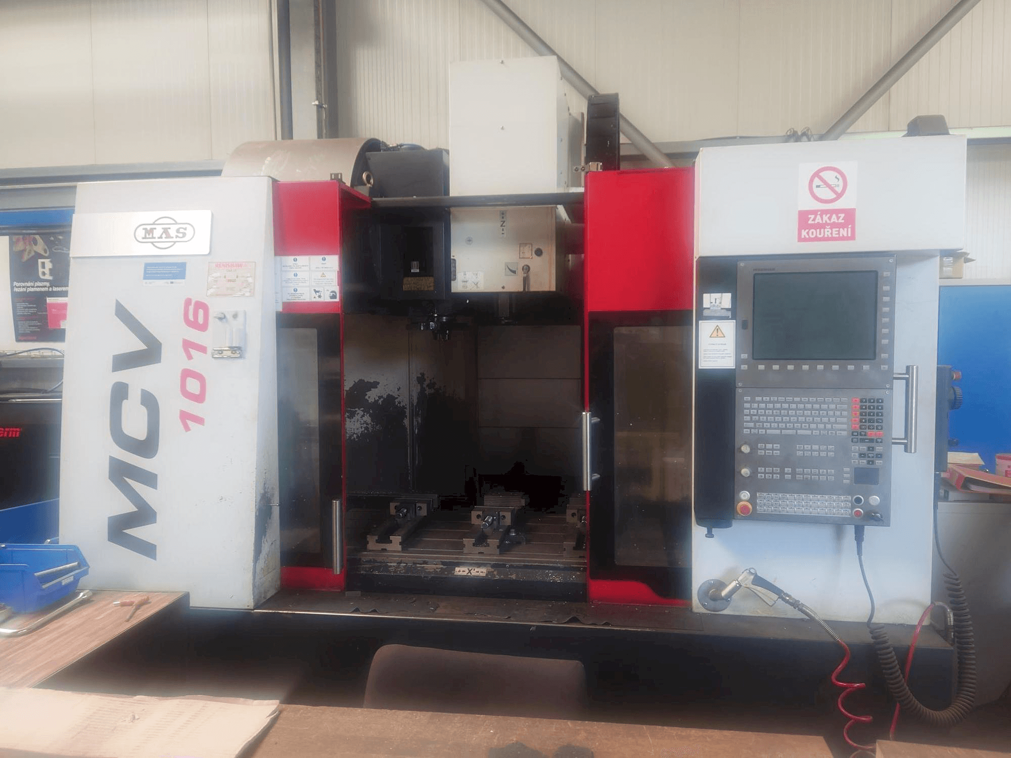 Vista frontal de la máquina KOVOSVIT MAS MCV 1016 Quick