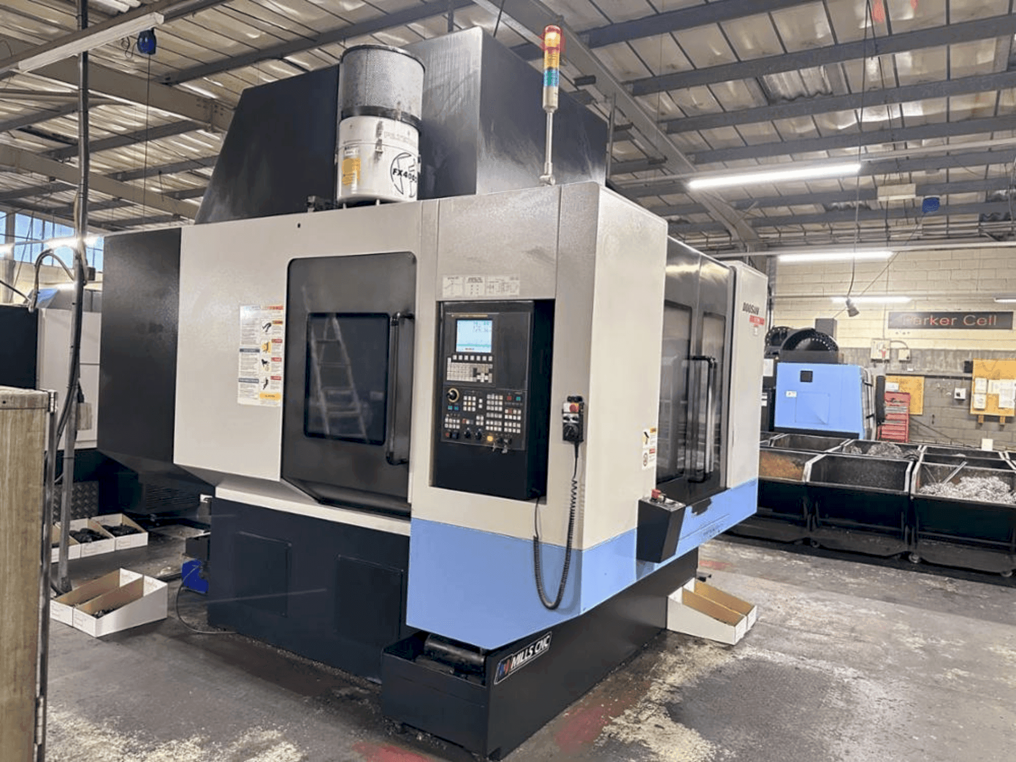 Vista frontal de la máquina DOOSAN VC 510