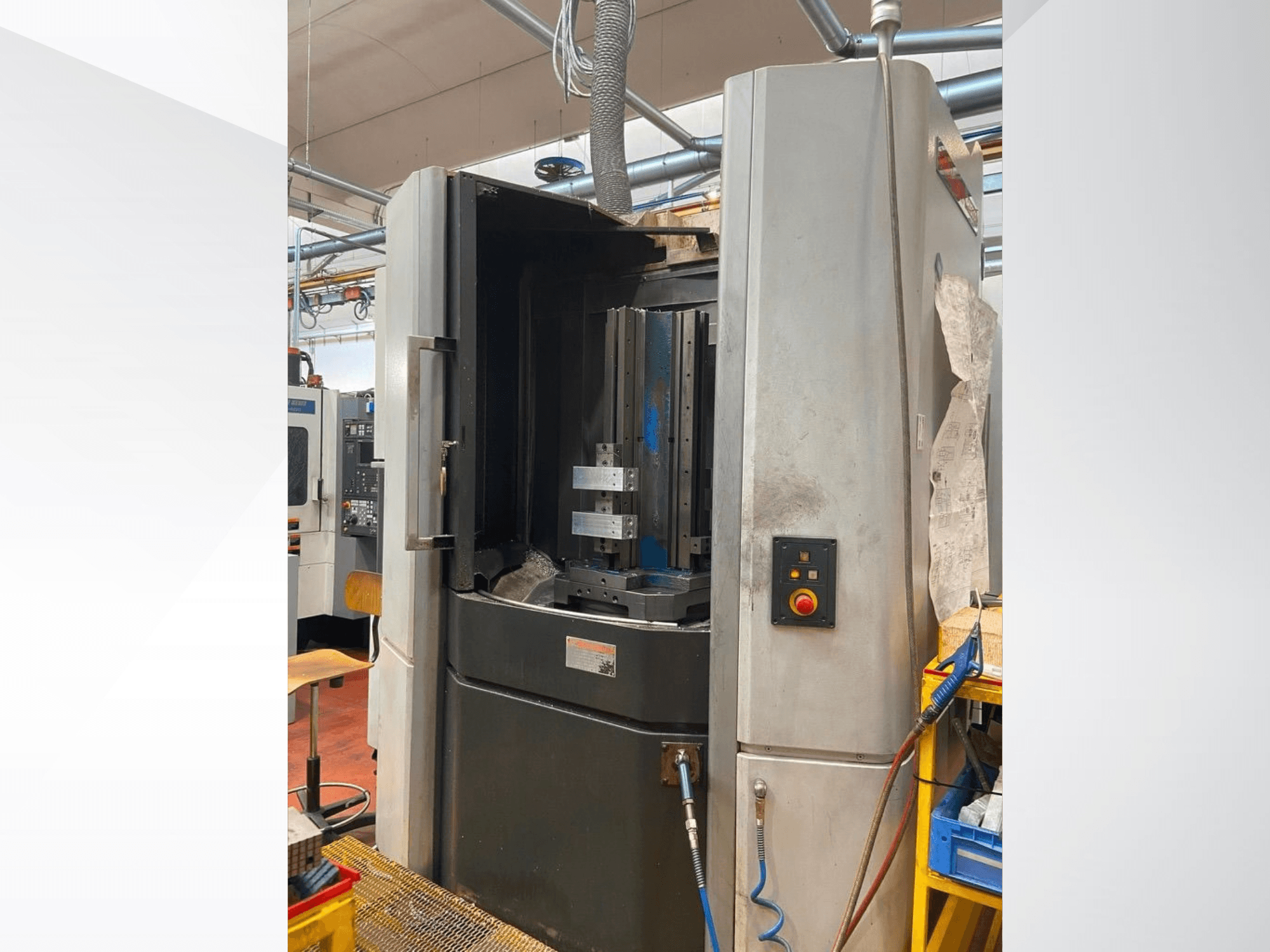 Centro de mecanizado horizontal MORI SEIKI NHX 5000; vista frontal en la que se aprecian la puerta abierta, el portaherramientas y el panel de control.
