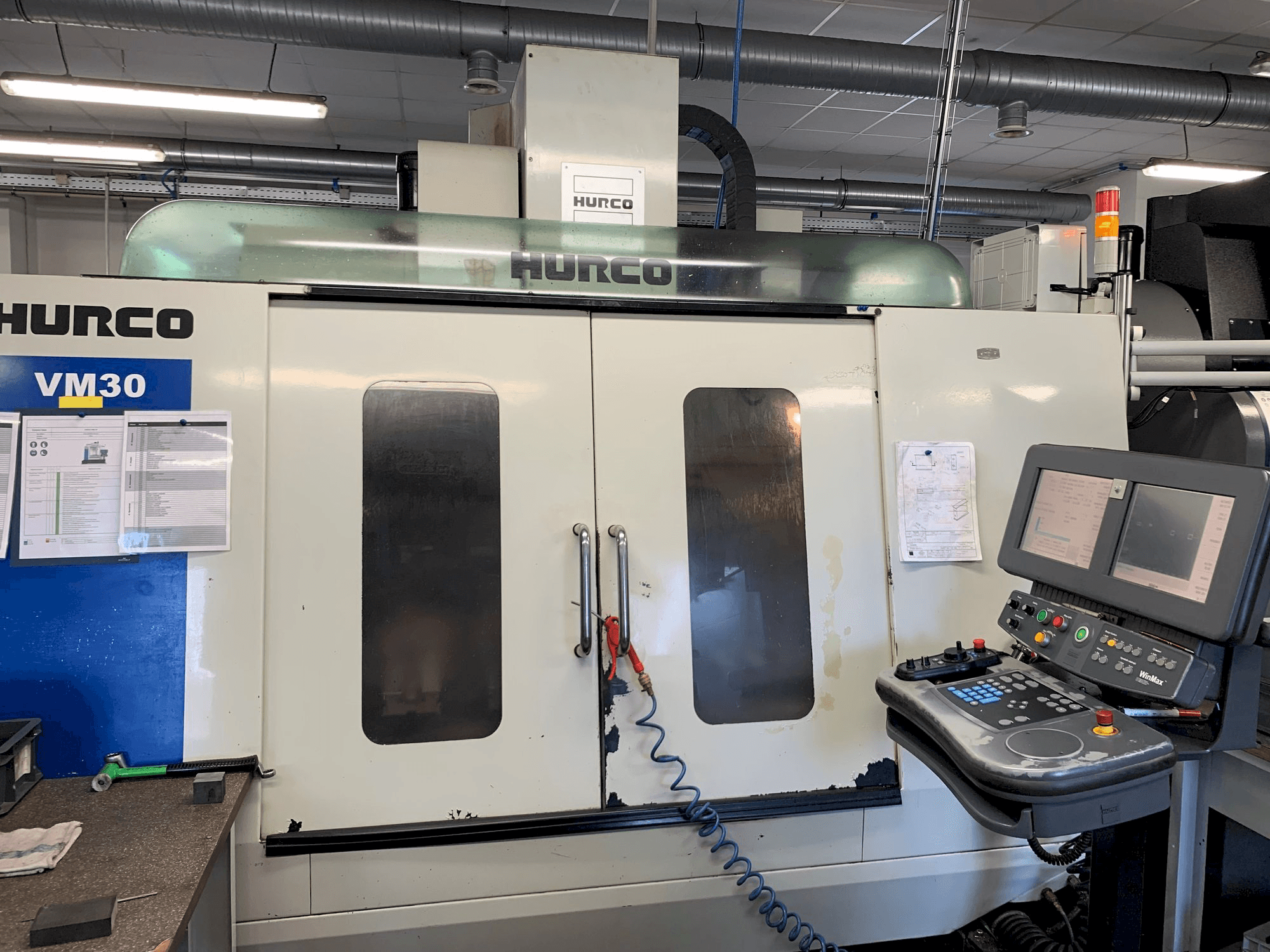 Vista frontal de la máquina Hurco VM30