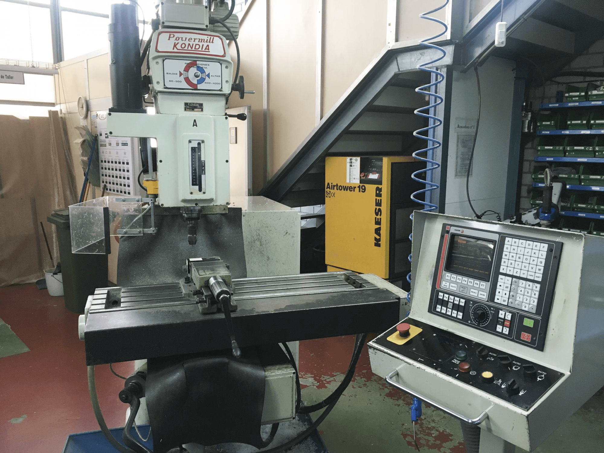 Vista frontal de la máquina KONDIA Powermill FV-1 CNC