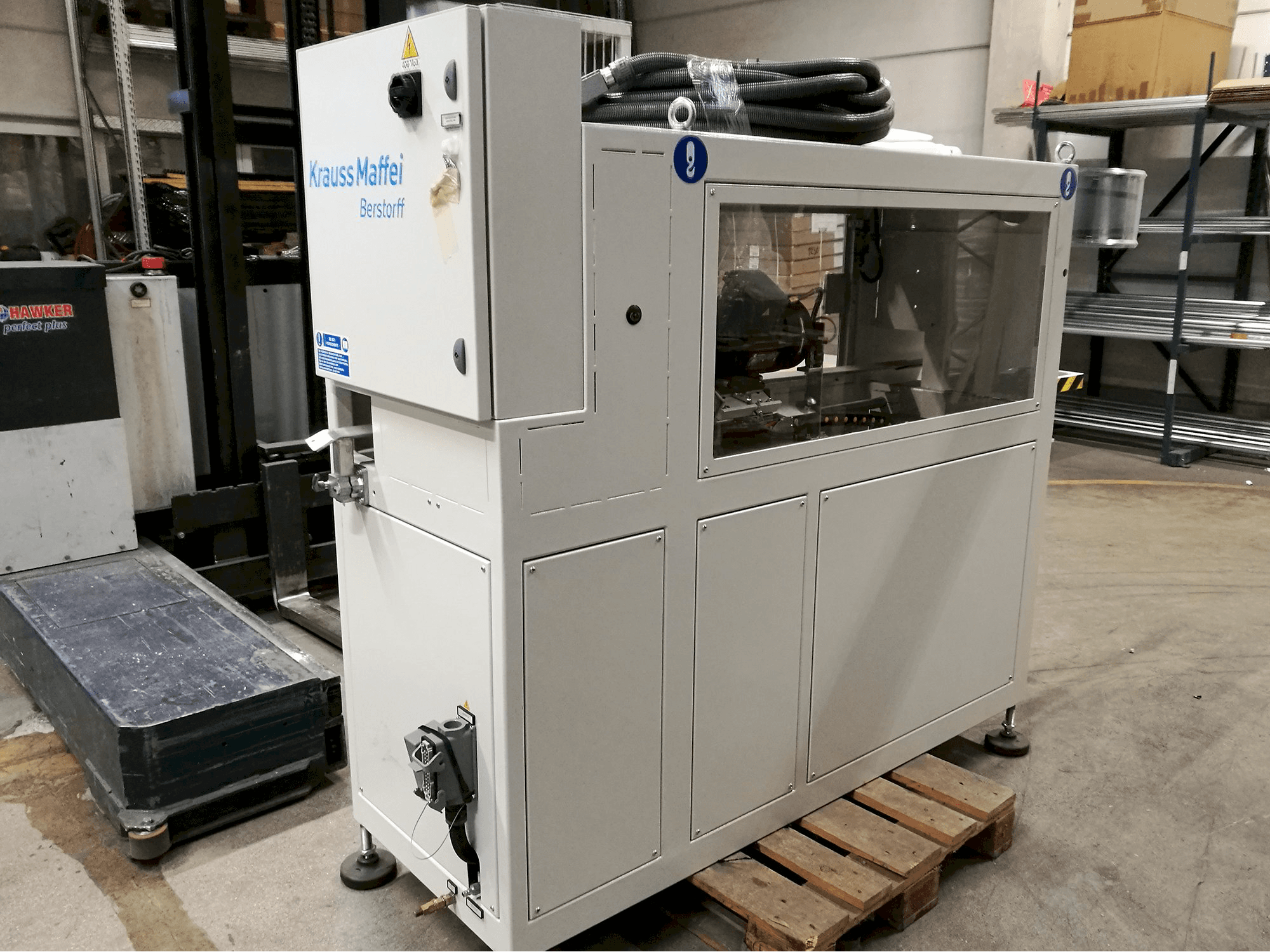 Vista izquierda de la máquina Krauss Maffei TL 63