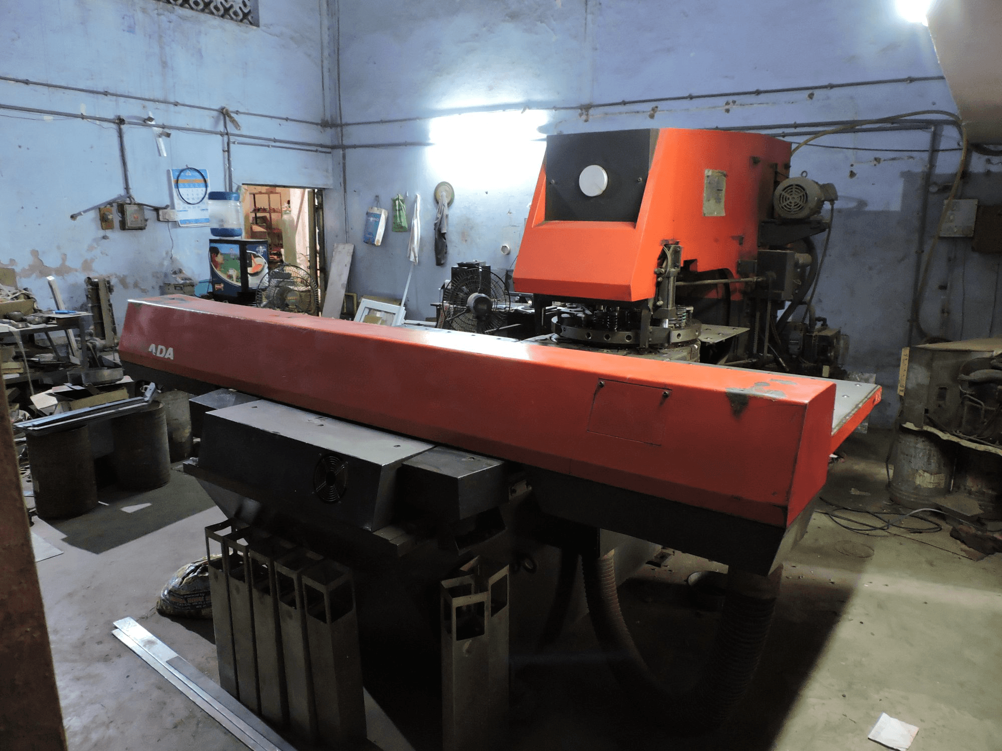 Vista derecha de la máquina AMADA ARIES 245