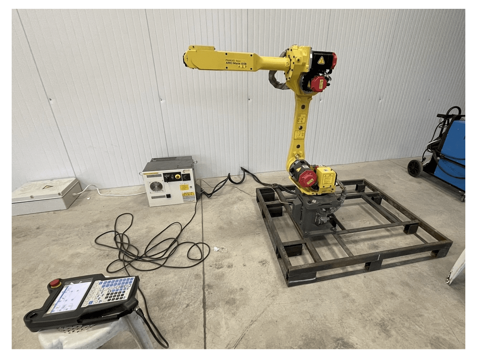 Vista frontal de la máquina FANUC Arc mate 0iB