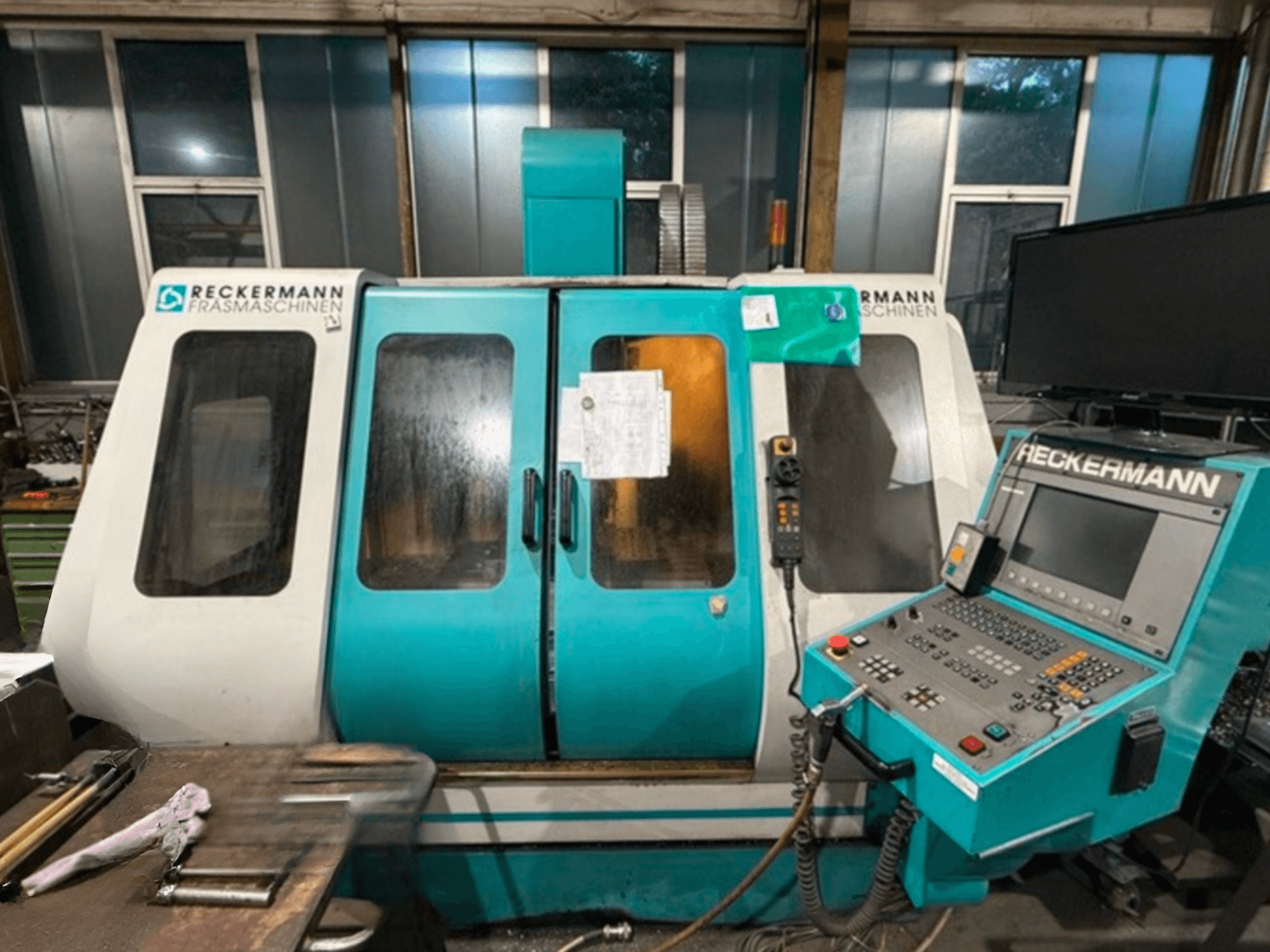 RECKERMANN VMC 850 Centro de Mecanizado Universal, vista frontal mostrando el panel de control y las puertas de cristal.
