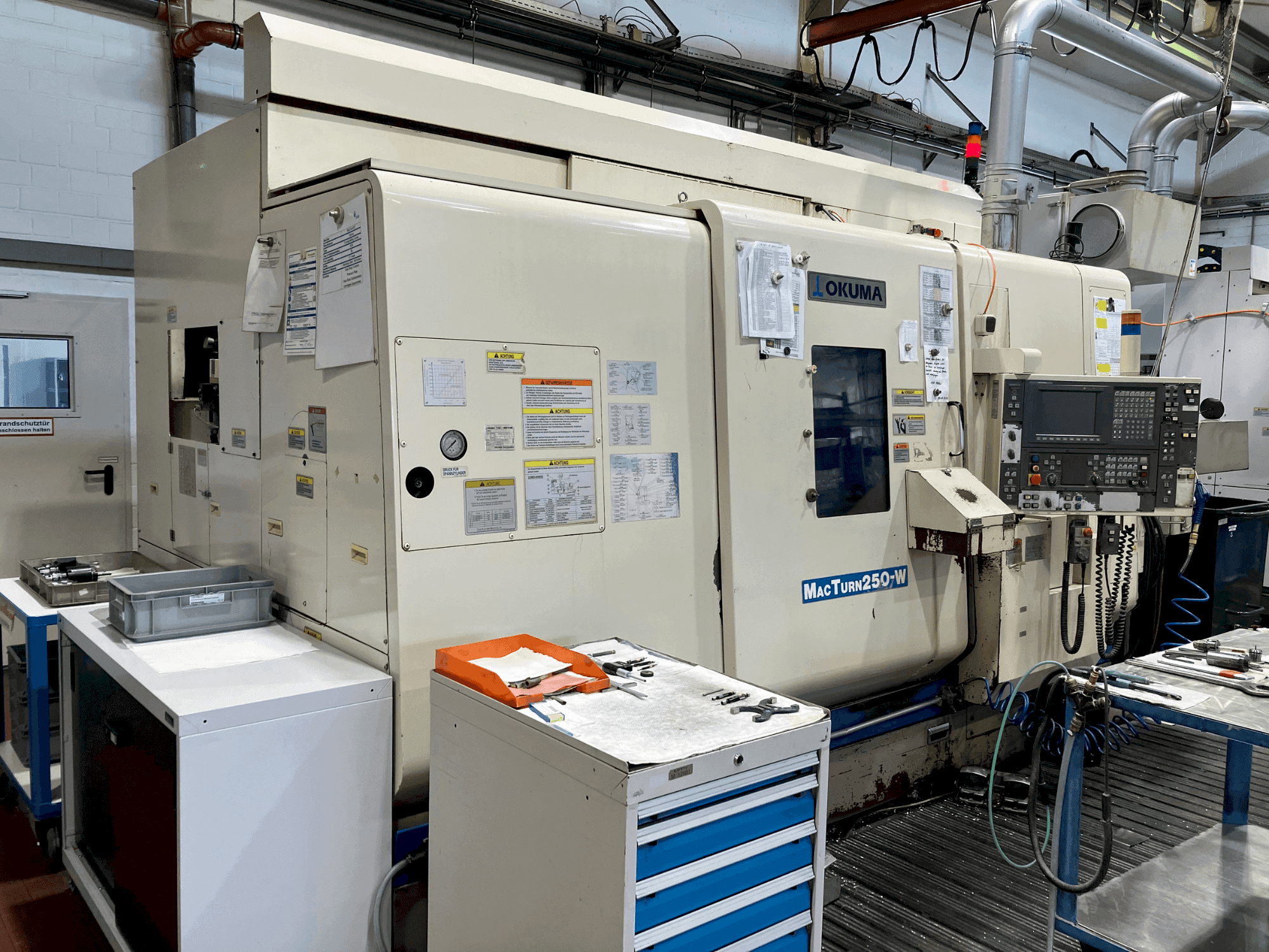 Vista frontal de la máquina Okuma MacTurn 250-W