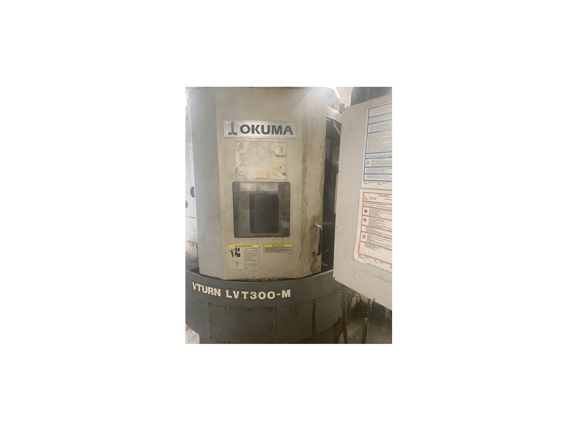 Vista frontal de la máquina Okuma LVT300M