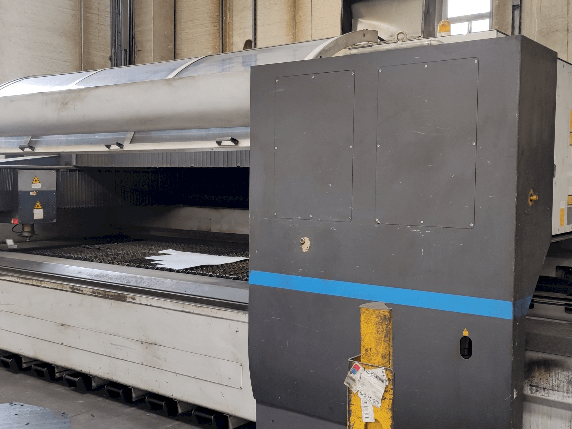 Vista frontal de la máquina LVD AXEL 3015 S