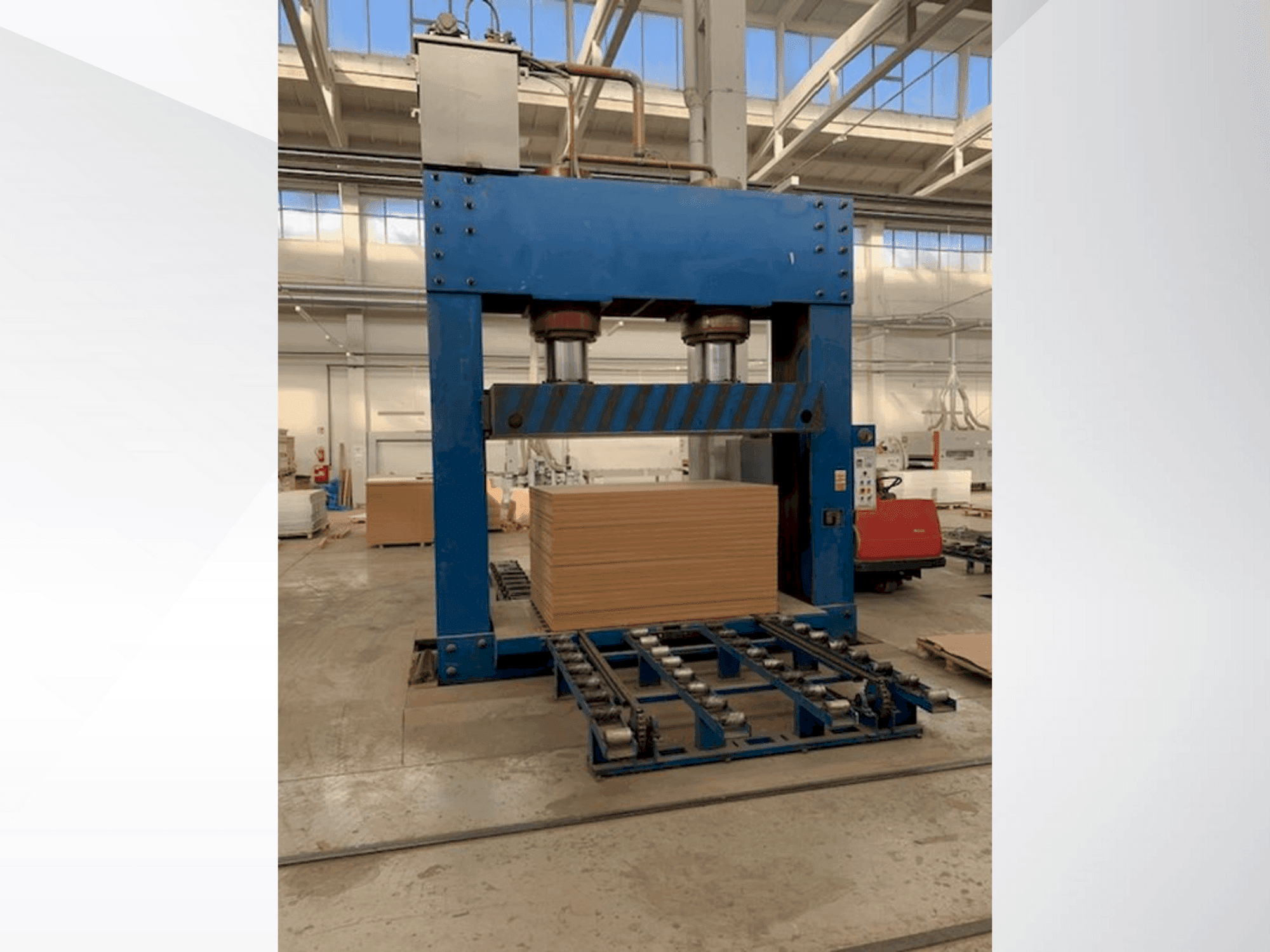 Vista frontal de la máquina LINYI JIANZHONG WOOD MACIHNERY JJC-CP