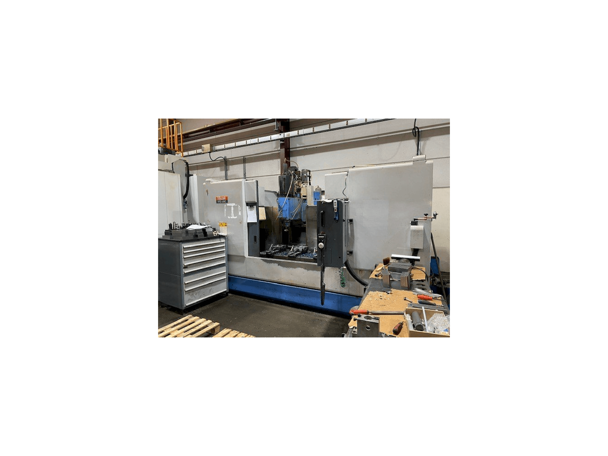 Vista frontal de la máquina Mazak VTC-20C