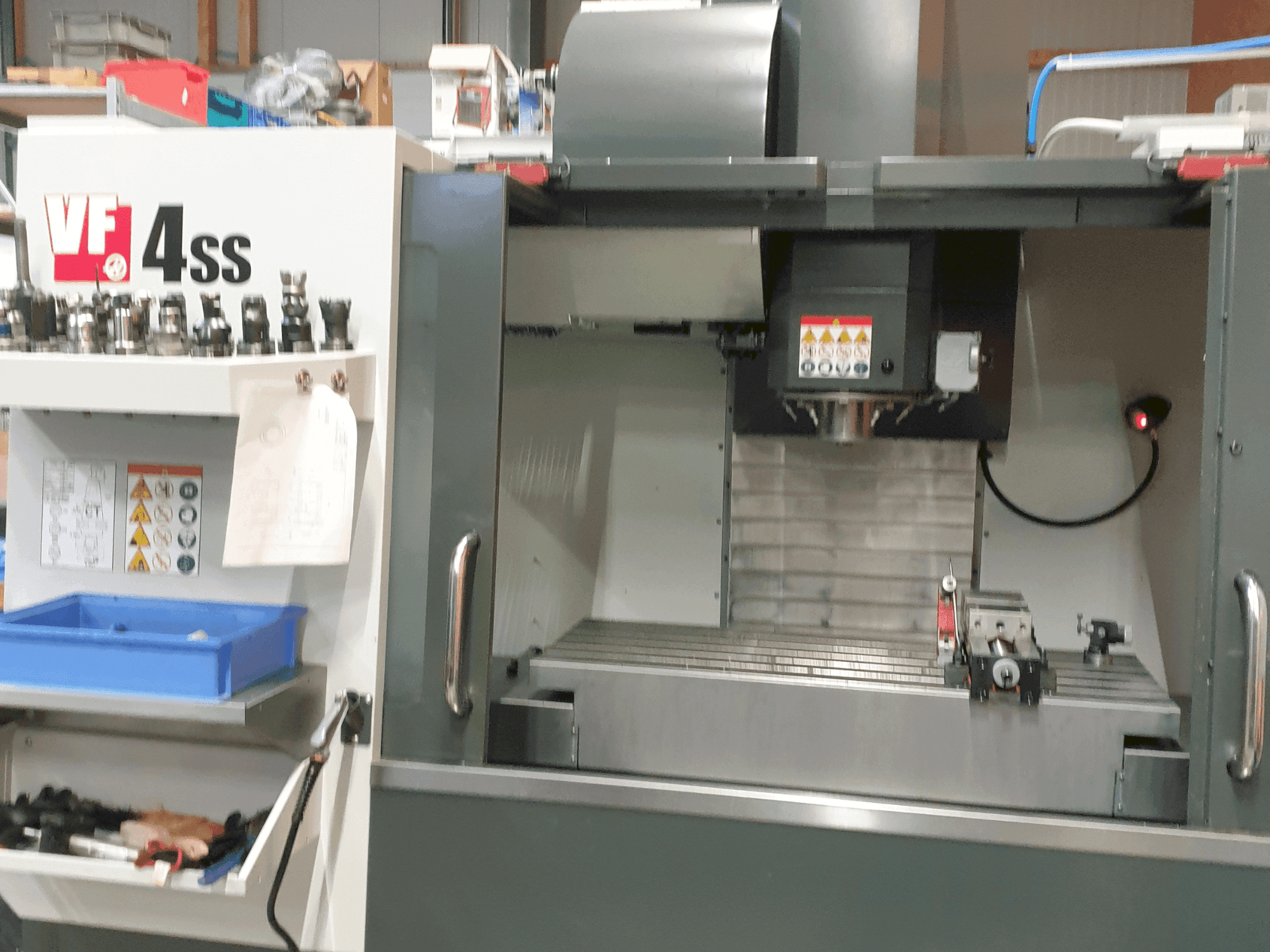 Vista frontal de la máquina HAAS VF 4 SS