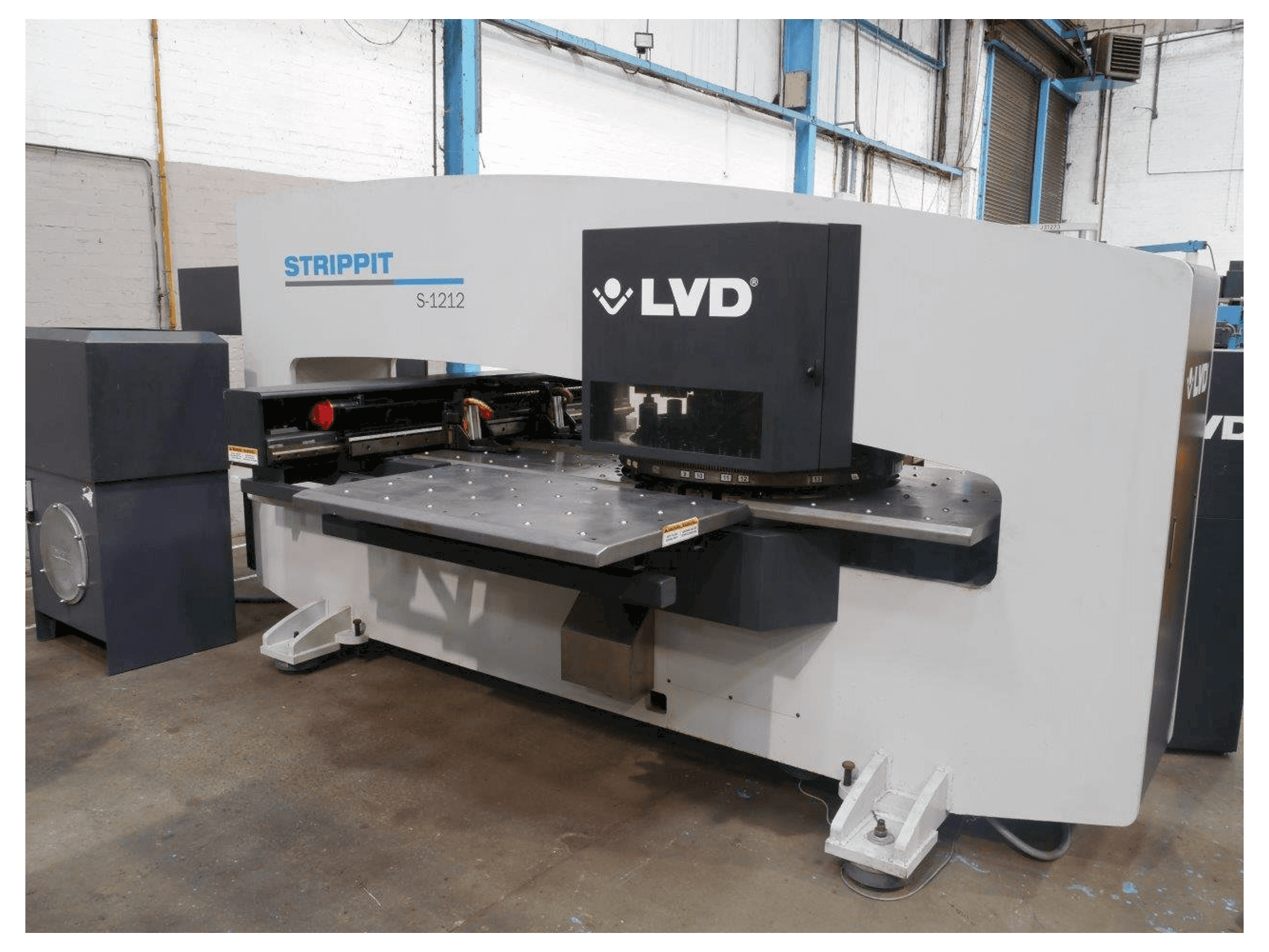 Vista frontal de la máquina LVD STRIPPIT S 1212