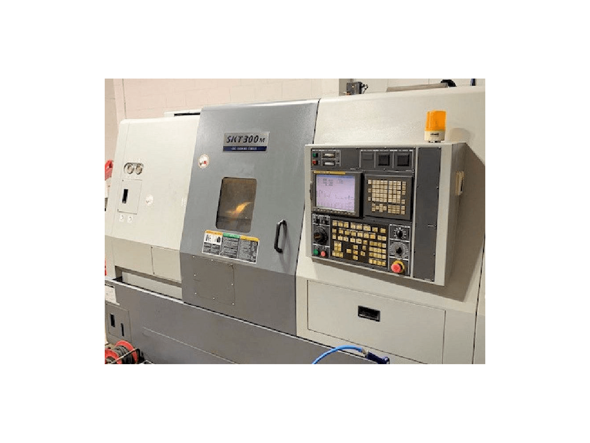 Vista frontal de la máquina Hyundai Kia SKT 300M